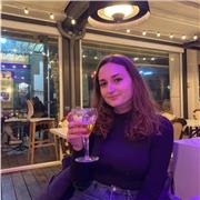 Récemment diplômée d’une licence d’anglais, je serais ravie de vous aider à mieux comprendre cette langue qui peut paraître assez complexe pour les jeunes étudiants !